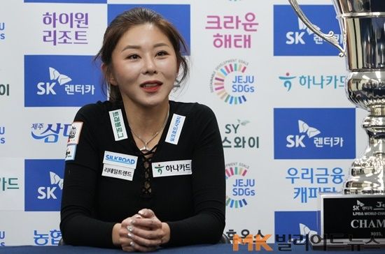 김가영이 17일 제주시 한라체육관에서 열린 ‘SK렌터카 제주특별자치도 LPBA월드챔피언십 2025’ 결승전에서 김민아를 세트스코어 4:2로 제압하고 시즌 왕중왕이자 7관왕에 올랐다. 김가영은 앞으로도 결과에 연연하지 않고 해왔던 대로만 할 것이라고 했다.