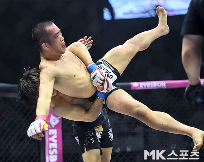 일본레슬링선수권대회 자유형 우승자 하라구치 신이 2025년 3월 서울특별시 장충체육관 로드FC 72에서 제3·5대 로드FC 페더급 챔피언 박해진을 잡아 넘기고 있다. 사진=천정환 기자