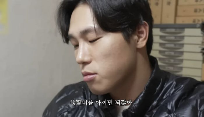 전 스켈레톤 선수인 윤성빈이 대화 도중 캥거루족에 대한 의견을 밝히는 모습. [사진 출처 = 유튜브 ‘아이언빈 윤성빈’ 캡처]