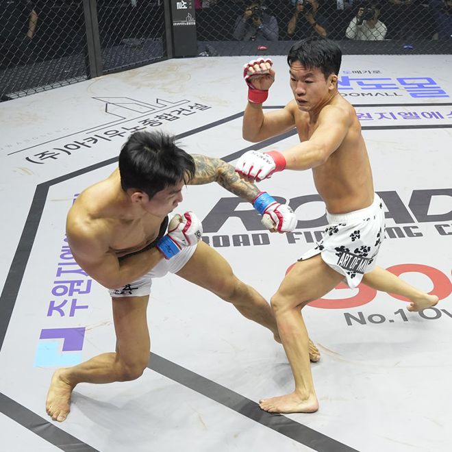 이정현이 2025년 3월 서울특별시 장충체육관 제3대 로드FC 플라이급 챔피언 결정전에서 고동혁을 몰아붙이고 있다. 사진=세계격투스포츠협회