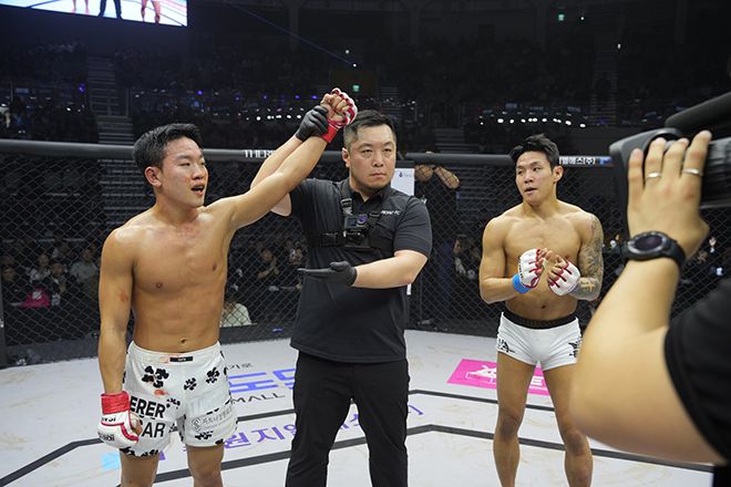 이정현(왼쪽)이 2025년 3월 서울특별시 장충체육관 제3대 로드FC 플라이급 챔피언 결정전 승리 선언을 받고 있다. 오른쪽은 고동혁. 사진=세계격투스포츠협회