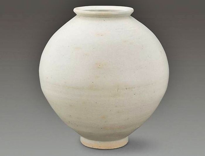 34억원에 낙찰된 달항아리 [사진출처=서울옥션]