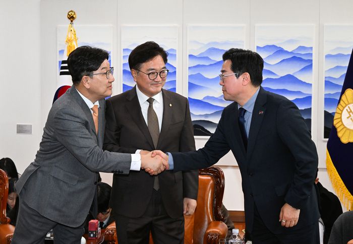 국민의힘과 더불어민주당이 20일 국민연금 기금 고갈 시점을 늦추기 위한 모수개혁과 국회 연금개혁특별위원회 구성 방안에 극적으로 합의했다. 권성동 국민의힘 원내대표(왼쪽)와 박찬대 민주당 원내대표(오른쪽)가 이날 오전 우원식 국회의장 주재로 협상을 마친 뒤 악수하고 있다. [김호영 기자]