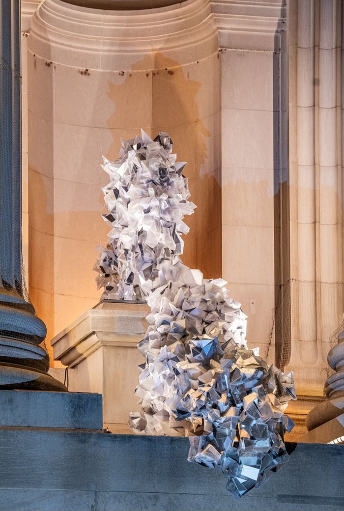 미국 뉴욕의 메트로폴리탄미술관(MET) 정면 외벽에 설치된 이불 작가의 조각 ‘Long Tail Halo: The Secret Sharer II’(2024). 하우저앤워스