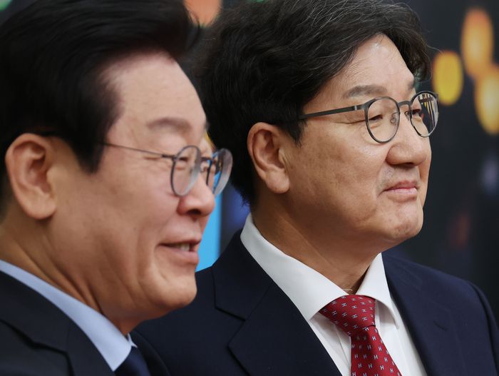 이재명 더불어민주당 대표가 지난해 12월 18일 오후 서울 여의도 국회에서 예방한 권성동 국민의힘 원내대표를 만나 악수하고 있다. [사진 출처 = 연합뉴스]