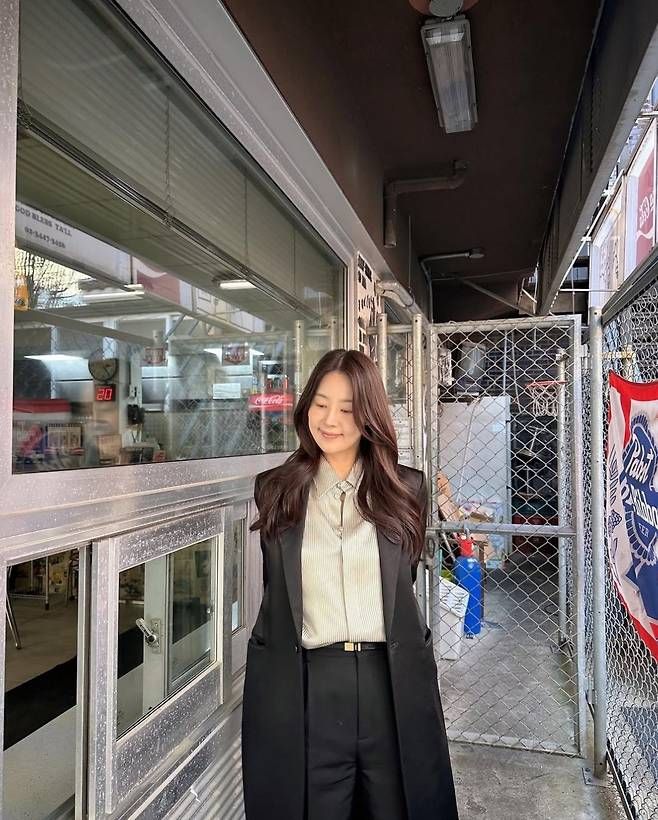 한지혜는 매니시한 블랙 롱 재킷과 와이드 팬츠, 은은한 스트라이프 패턴 셔츠를 레이어드한 포멀룩으로 뉴욕 감성을 완벽히 소화했다. 사진=한지혜 SNS