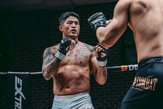 일본 HEAT 라이트급 챔피언 박원식이 2024년 10월 블랙컴뱃 라이즈5 메인이벤트 종합격투기 웰터급 경기를 치르고 있다. 사진=이데아 파라곤