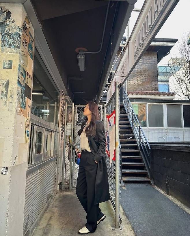 전체 룩을 블랙 톤으로 통일하면서도 셔츠로 미묘한 변주를 주어 절제미와 세련미를 동시에 살렸다.사진=한지혜 SNS