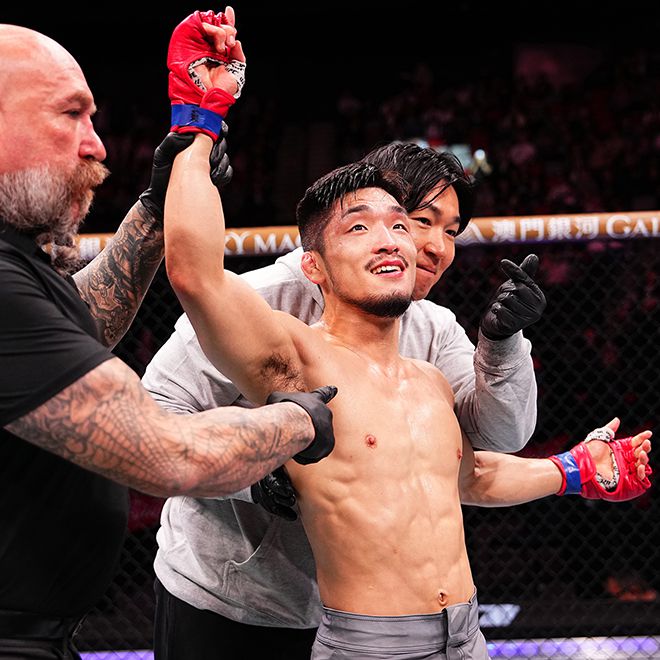 유수영(가운데)이 2024년 11월 중국 마카오특별행정구 아오먼인허쭝허두자청에서 Road to UFC 시즌3 밴텀급 토너먼트 우승 선언을 받고 있다. 오른쪽은 블랙컴뱃 오피셜짐의 최효준 감독. 사진=TKO