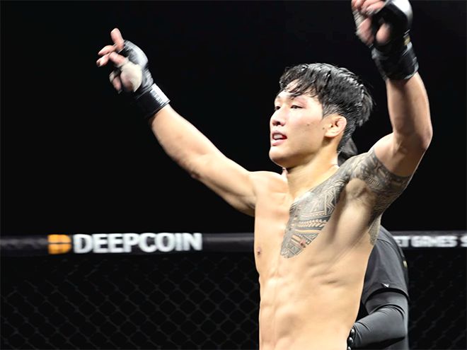 ‘영보스’ 박어진이 2024년 12월 서울특별시 고려대학교 화정체육관 블랙컴뱃 13 라이트급 경기 후 승리를 예감한 표정을 짓고 있다. 사진=이데아 파라곤