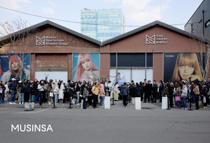 무신사 스토어 성수@대림창고에서 열린 리사 팝업 대기줄. [사진=무신사]