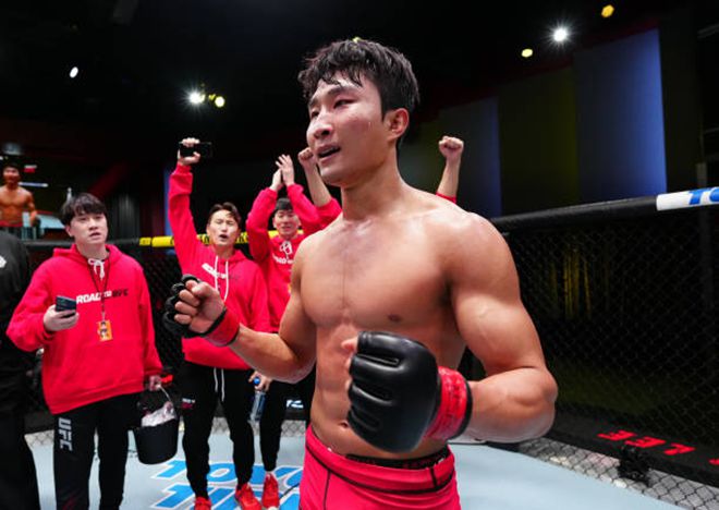 이정영이 2023년 2월 미국 네바다주 엔터프라이즈에서 Road to UFC 시즌1 페더급 토너먼트를 우승한 후 기뻐하고 있다. 사진=TKO