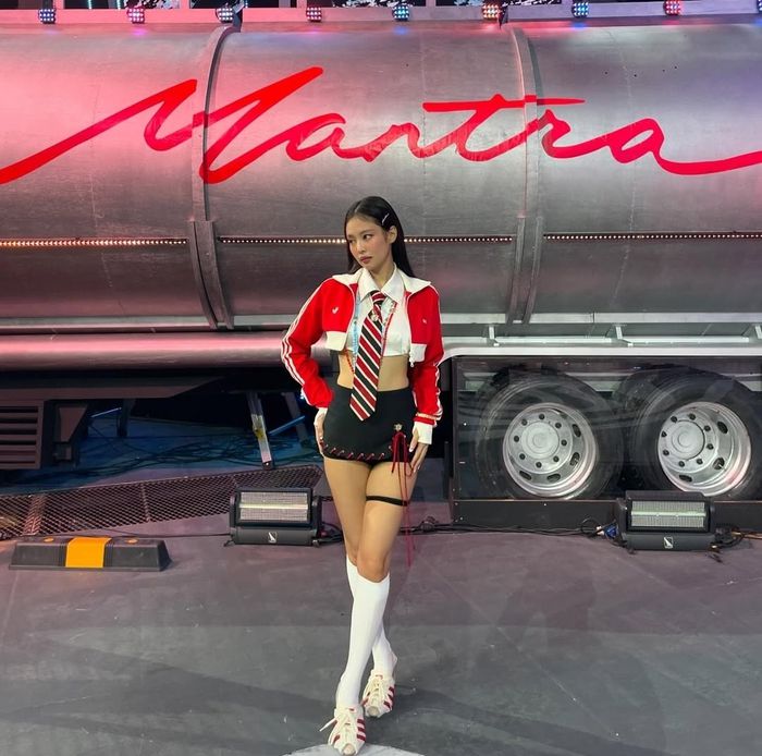 넥타이 패션과 아디다스 저지를 믹스매치한 제니. 제니 인스타그램