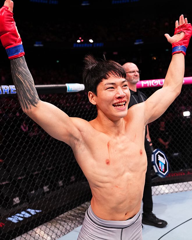 최동훈이 2024년 11월 중국 마카오특별행정구 아오먼인허쭝허두자청에서 Road to UFC 시즌3 플라이급 토너먼트 제패 후 감격하고 있다. 사진=TKO