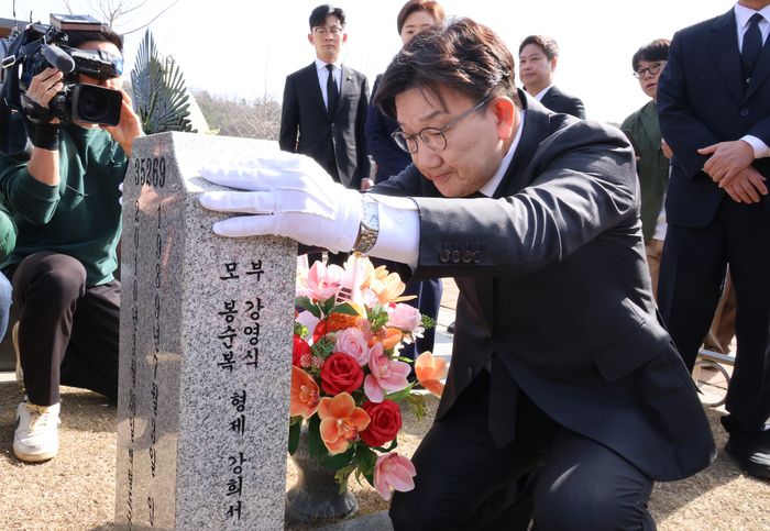 권성동 국민의힘 원내대표가 천안함 피격 15주기를 앞두고 26일 오전 국립대전현충원 천안함 46용사 묘역을 찾아 참배하고 있다. [사진 출처 = 연합뉴스]