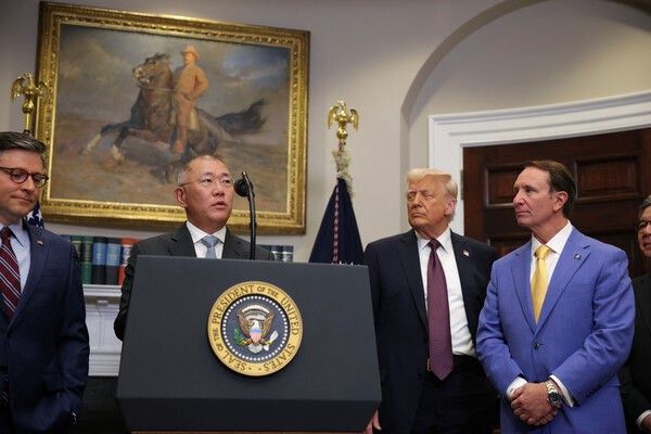 정의선 현대차그룹 회장(왼쪽에서 두 번째)이 지난 24일(현지시간) 미국 워싱턴 D.C. 백악관 루즈벨트룸에서 발언하고 있다. [사진출처=로이터/연합뉴스]