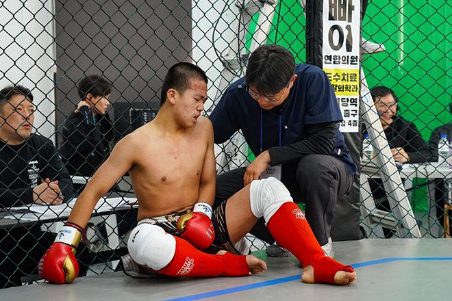 KMMA ‘로블로우 담당’ 케이지 닥터 멘파워비뇨기과 권상택(오른쪽) 원장이 ‘뽀빠이연합의원KMMA28대구’ 경기 도중 급소를 맞은 선수의 상태를 살펴보고 있다. 사진=스탠다드앤드프로그레스 스포츠에이전시 제공