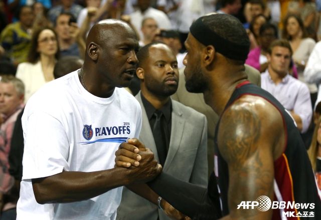 제임스는 “나는 아직 선수 생활을 하고 있다. 물론 조던이 어떤 사람인지는 모두가 다 알고 있다. 개인적으로 그를 알지 못하지만 가장 냉철한 경쟁자 중 1명이다. 23번 유니폼을 입고 뛸 때마다 내 이름은 언급될 것이며 조던의 이름도 함께 나온다면 그는 나를 라이벌로 볼 것이다”라고 바라봤다. 사진=AFPBBNews=News1