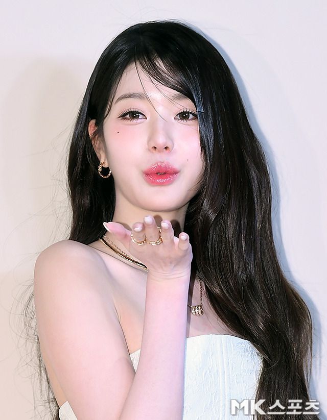 장원영은 하얀 미니드레스를 입고 등장해 시선을 단숨에 사로잡았다.사진=천정환 기자