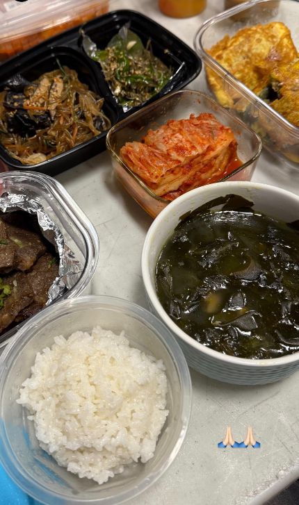 식탁에는 미역국을 중심으로 잡채, 깻잎절임, 소고기전, 김치, 흰 쌀밥까지 완벽하게 차려진 한식 생일상이 담겨 있었다.사진=리사 SNS