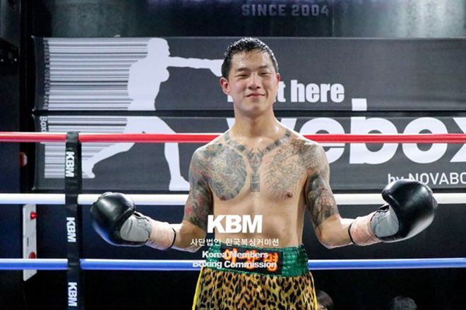 이상명이 2025년 1월 프로복싱 데뷔 5번째 출전에서 3승을 거둔 후 기념 촬영을 하고 있다. 2라운드 다운을 뺏기고도 6라운드 경기를 만장일치 판정으로 이겼다. 사진=KBM 제공