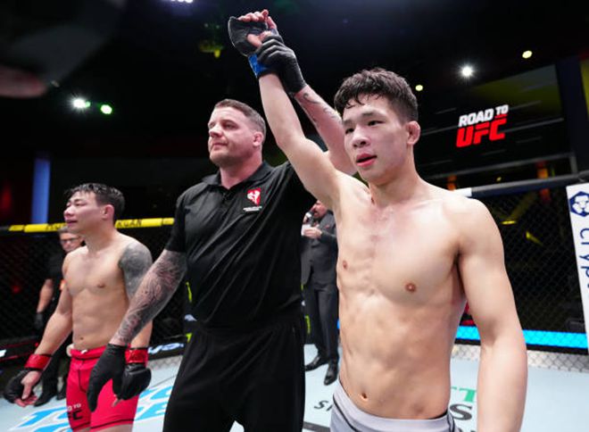 박현성이 2023년 2월 미국 네바다주 엔터프라이즈 Road to UFC 시즌1 플라이급 토너먼트 파이널 승리 선언을 받고 있다. 사진=TKO