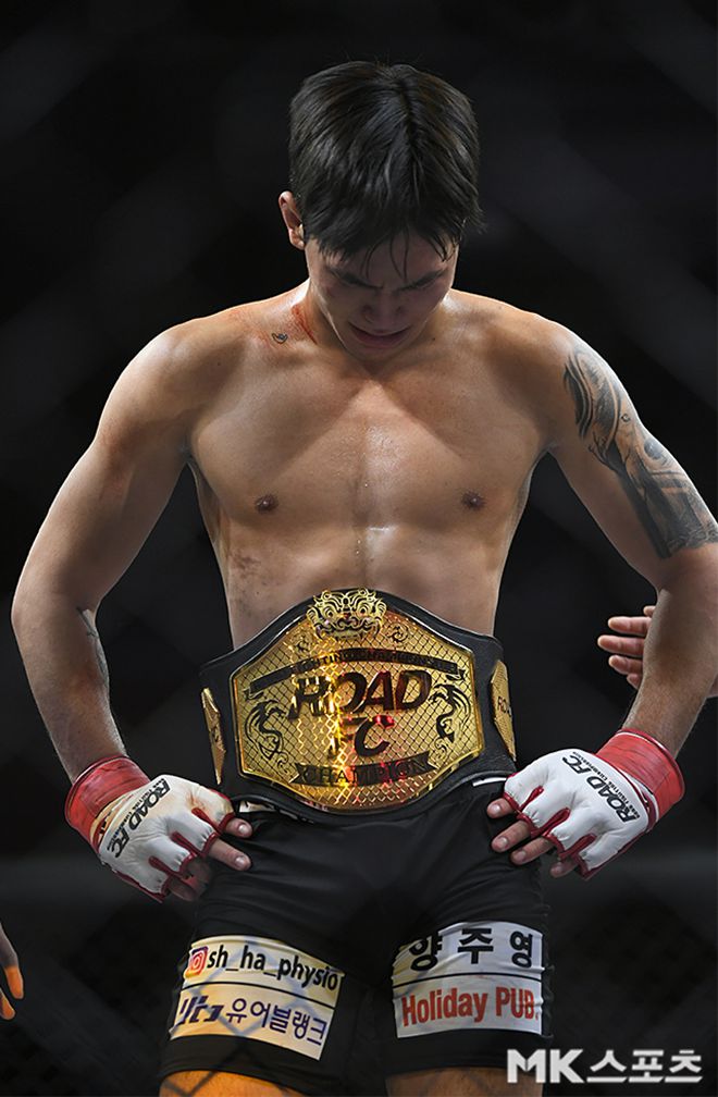 제4대 로드FC 라이트급 챔피언 박시원이 2022년 12월 스위스그랜드 호텔 서울에서 타이틀 1차 방어 성공 후 울고 있다. 사진=천정환 기자