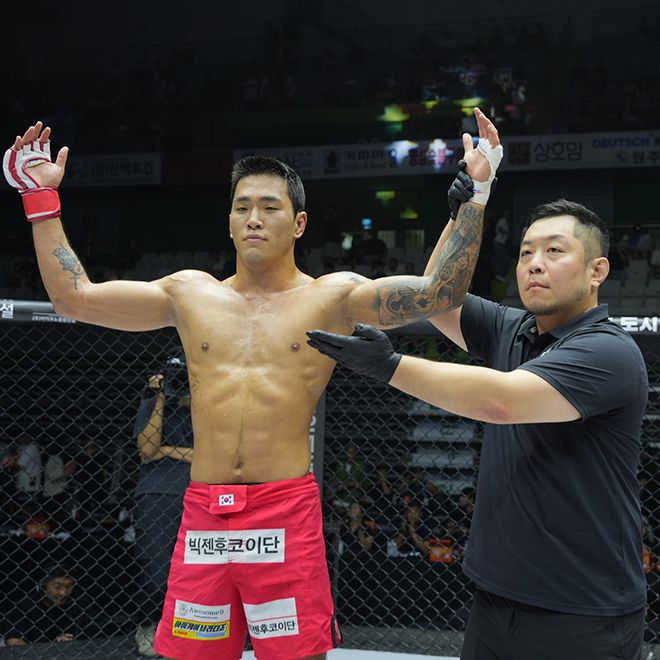 박시원이 2024년 8월 강원특별자치도 원주종합체육관에서 로드FC 69 승리 선언을 받고 있다. 사진=세계격투스포츠협회
