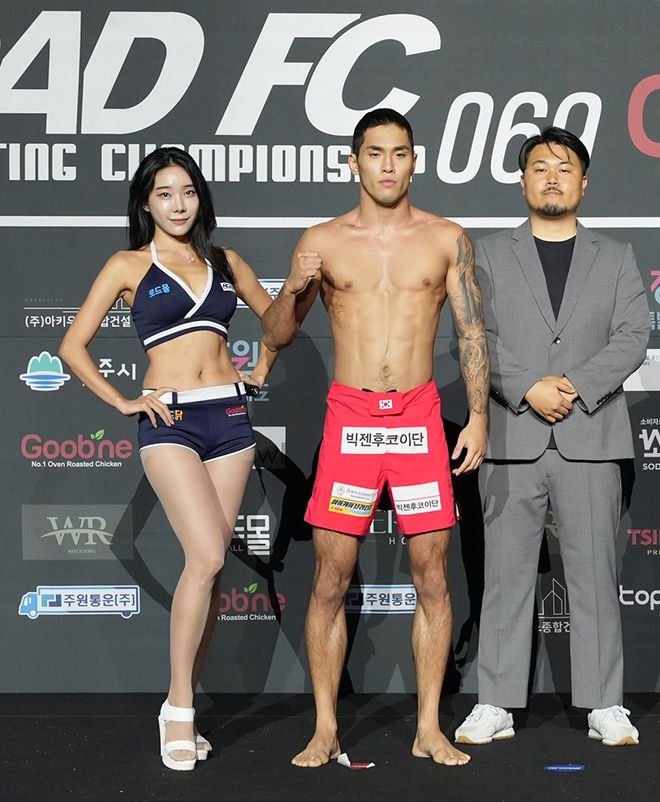 박시원(가운데)이 2024년 8월 강원특별자치도 원주종합체육관에서 로드FC 69 계체 통과 기념 촬영을 하고 있다. 오른쪽은 로드FC 서덕호 대표. 사진=세계격투스포츠협회