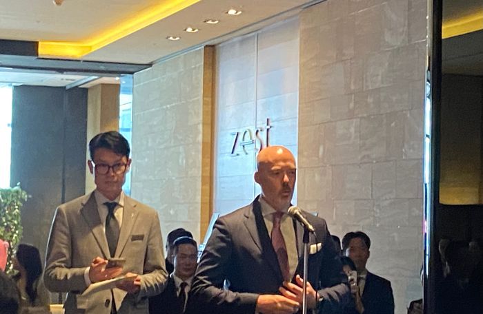 지난 26일 마크 미니 콘래드 서울 총지배인(오른쪽)이 제스트 오픈 기념 행사에서 발언하는 모습. <박홍주 기자>