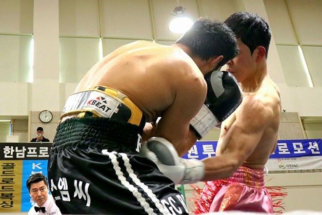 세계복싱협회 아시아 챔피언을 지낸 김황길이 2025년 3월 서울특별시 용산구 이태원초등학교 특설 링에서 계약 체중 65㎏ 경기 상대 레이 심바혼을 공격하고 있다. 사진=KBM 사단법인 한국복싱커미션 제공