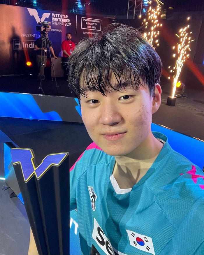 오준성이 WTT 스타 컨텐더 첸나이 우승에 성공한 뒤, 셀카를 찍으며 자축하고 있다. WTT