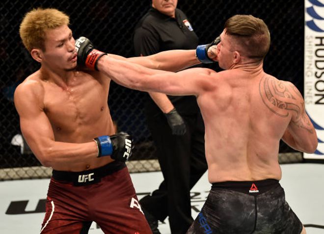 아베 다이치가 2018년 2월 호주 퍼스 아레나 UFC221에서 크로스 카운터를 성공하고 있다. 사진=TKO