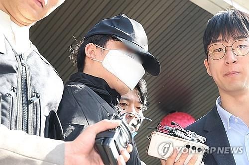 여자친구를 흉기로 찔러 살해한 혐의(살인)를 받는 20대 의대생 최모 씨가 14일 오전 서울 서초구 서초경찰서에서 검찰로 송치되고 있다. [사진 출처 = 연합뉴스]