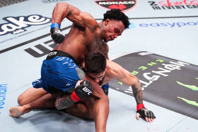 코르테이비어스 로미어스가 2024년 11월 미국 네바다주 엔터프라이즈 UFC 데뷔전에서 그라운드 앤드 파운드를 하고 있다. 사진=TKO