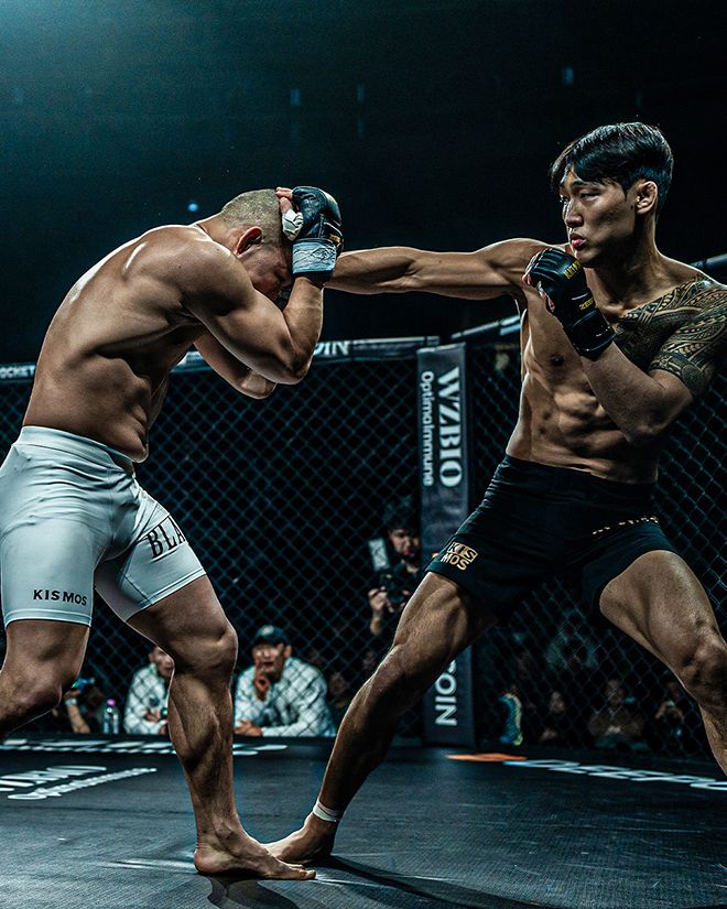 ‘영보스’ 박어진이 2024년 12월 서울특별시 고려대학교 화정체육관 블랙컴뱃 13 라이트급 경기에서 ‘캡틴 코리아’ 정한국을 때리고 있다. 사진=이데아 파라곤