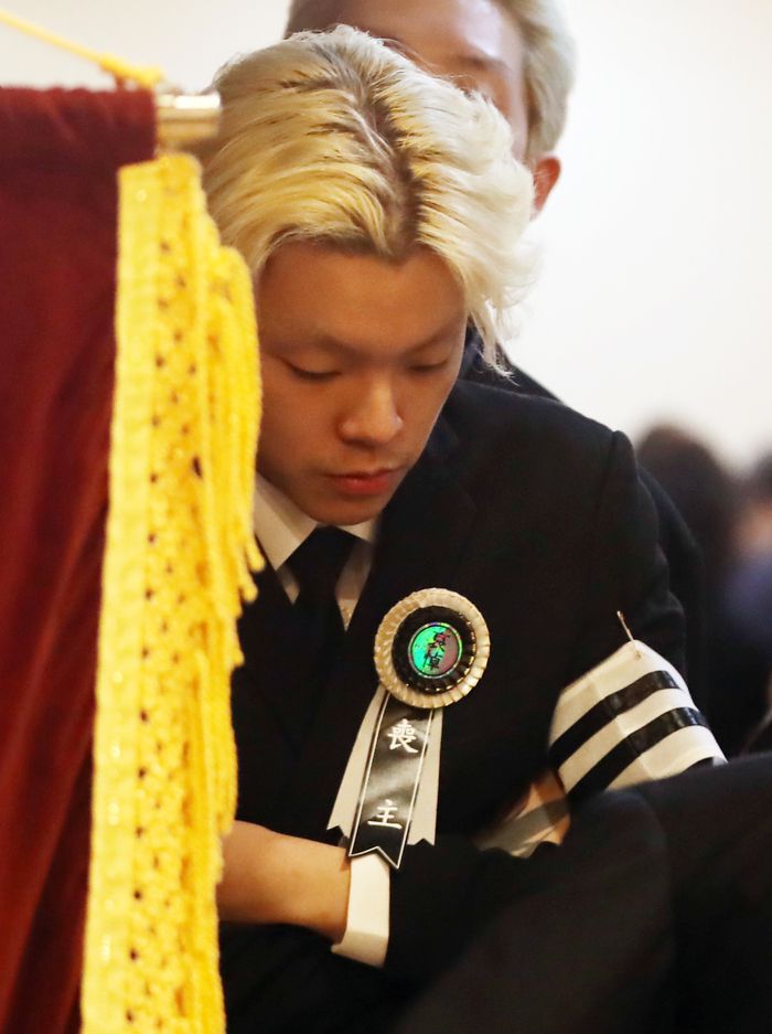 래퍼 노엘(본명 장용준)이 2일 부산 해운대백병원 장례식장에 마련된 아버지 고(故) 장제원 전 국민의힘 의원의 빈소를 지키고 있다. 사진| 뉴스1