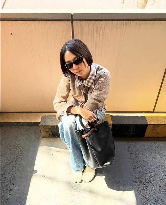 심플한 화이트 슈즈와 블랙 레더 토트백을 매치하며 감각적이면서도 실용적인 스타일링을 선보였다.사진=김나영 SNS