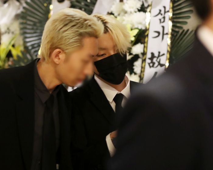 래퍼 노엘(본명 장용준)이 2일 부산 해운대백병원 장례식장에 마련된 아버지 고(故) 장제원 전 국민의힘 의원의 빈소를 지키고 있다. 사진| 뉴스1