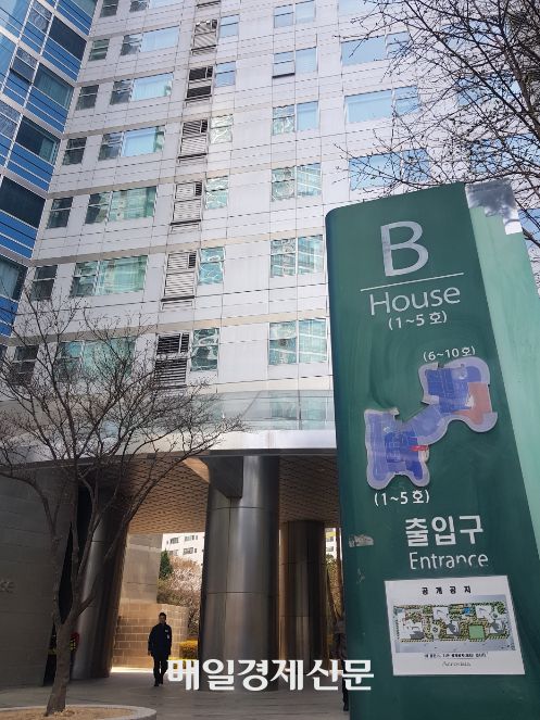4일 헌법재판소의 윤석열 전 대통령 파면 선고 이후 윤 전 대통령이 거주한 것으로 알려진 아크로비스타 B동은 동요없이 조용했다. [박동환 기자]