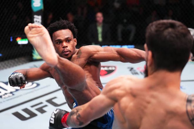 코르테이비어스 로미어스가 2024년 11월 미국 네바다주 엔터프라이즈 UFC on ESPN+ 105 밴텀급 경기에서 동작이 큰 발차기를 하고 있다. 사진=TKO