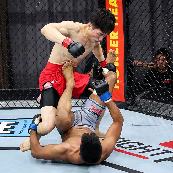 이창호가 2023년 5월 중국 퍼포먼스 인스티튜트 상하이 Road to UFC 시즌2 밴텀급 8강전 그라운드 앤드 파운드를 하고 있다. 사진=TKO