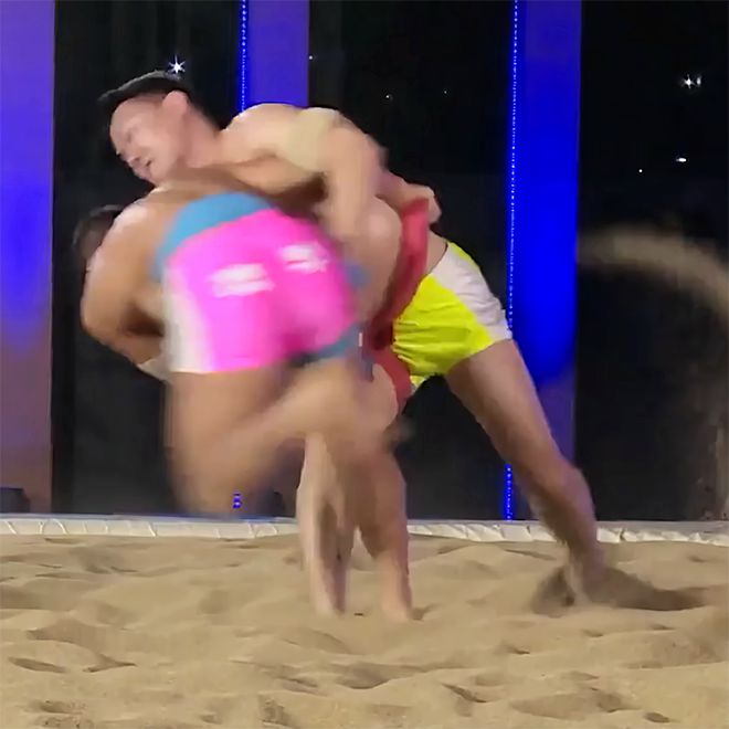 개그맨 윤형빈(오른쪽)이 2022년 방영 씨름 예능프로그램 ‘천하제일장사’ 시즌1 단판 승부 8강전 1경기에서 종합격투기 메이저대회 ONE Championship 7승2패 파이터 윤창민을 이기고 있다. 사진=채널A/채널S