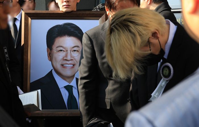 고(故) 장제원 전 국회의원의 발인식이 지난 4일 부산 해운대구 해운대백병원 장례식장에서 열렸다. 발인에 앞서 진행된 발인예배에는 장 전 의원의 아들인 용준씨(래퍼 활동명 노엘)와 부인, 친형인 장제국 동서대학교 총장, 지인 등 250여명이 참석해 고인의 마지막 길을 함께 했다. [사진 = 연합뉴스]