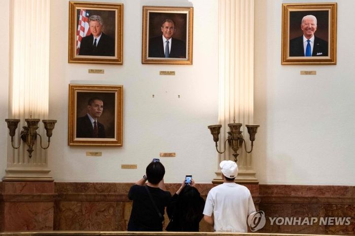 트럼프 초상화만 철거된 모습. [사진 출처= 연합뉴스]