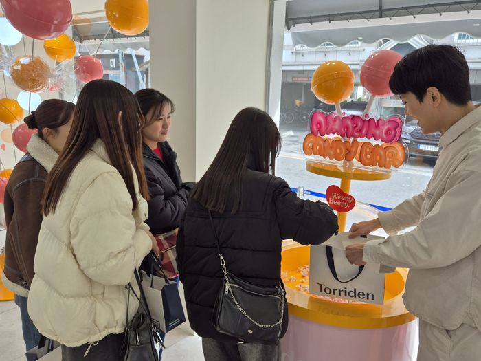 서울 성수동 ‘토리든 커넥트 성수’에서 이벤트에 참여하고 있는 고객들 모습. [토리든]