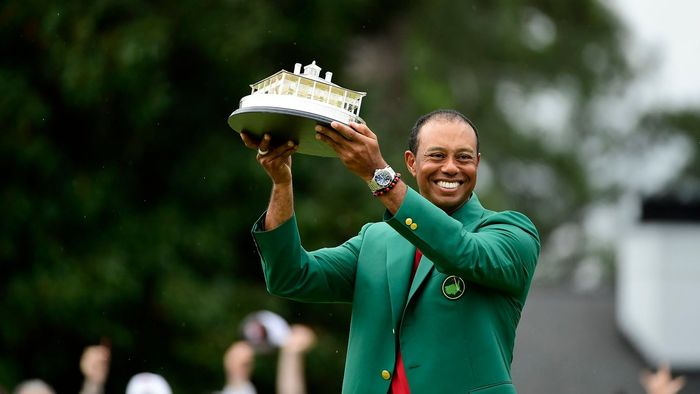2019년 타이거 우즈가 마스터스 토너먼트 우승을 차지한 뒤 트로피를 번쩍 들어올리고 있다. 우즈는 오거스타 내셔널과 함께 오거스타 지역에 대한 애정을 전했다. 오거스타 내셔널