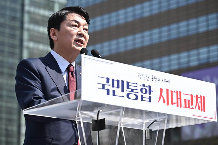 국민의힘 안철수 의원이 8일 서울 광화문광장 이순신 동상 앞에서 제21대 대통령 선거 출마를 선언하고 있다. [이충우 기자]