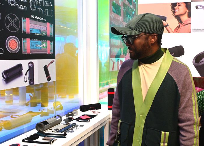 LG전자의 오디오 브랜드 아키텍처 윌아이엠이 7일 오후 서울 영등포구 그라운드220에서 엑스붐 신제품을 둘러보고 있다. [사진출처 = LG전자]