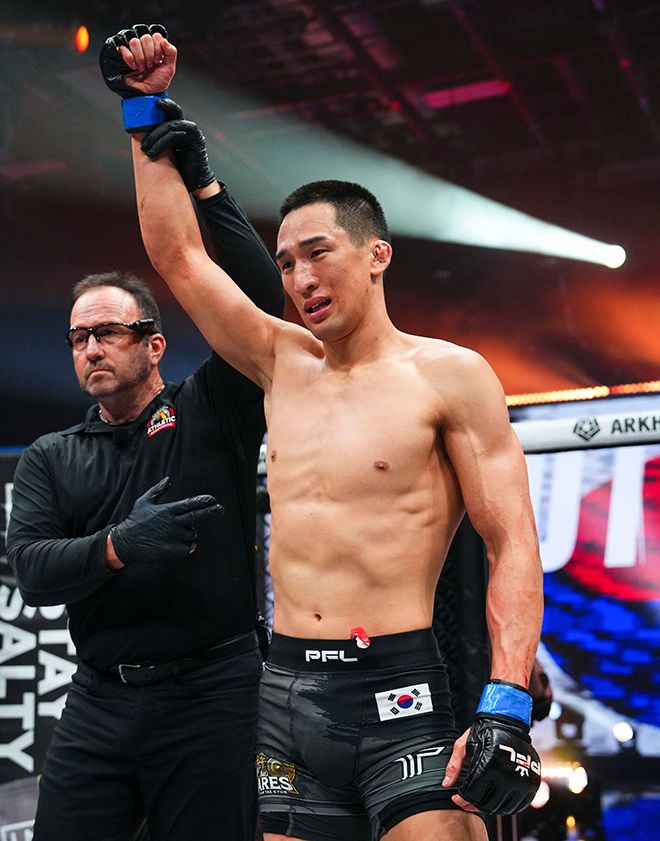 김태균이 우승상금 50만 달러 미국 플로리다주 올랜도 유니버설 스튜디오 2025 PFL 월드 토너먼트 페더급 8강 승리 및 4강 진출 선언을 받고 있다. 사진=MMAX Investment Partners, Inc.
